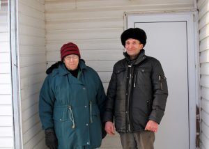 Budilių kaimo senbuviai Genė ir Henrikas Makūnai prie savo trobos
