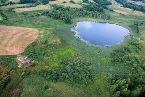 Briauniaus ežero apylinkės ir Bajorų kapinyno kasinėjimo vieta iš paukščio skrydžio 