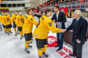 Lietuvos jaunių rinktinei apdovanojimus teikia Tarptautinės ledo ritulio federacijos pirmininkas Philippe Lacarriere bei asociacijos „Hockey Lietuva“ prezidentas Dainius Zubrus. Evaldo Šemioto nuotr.