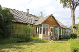 Ilgametė Semeliškių vidurinės mokyklos mokytoja Vlada Matonienė prie tėvų namų Dzenkūniškių kaime