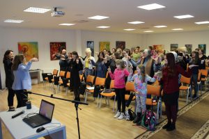 Aušrinė Diržinskaitė ir Viktorija Nausėdienė auditoriją išjudino pravesdamos mankštą