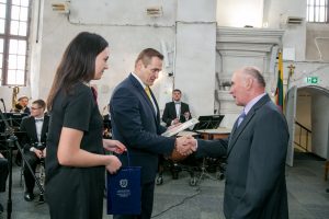 Ministras E. Misiūnas padėką teikia Jonui Pašvenskui