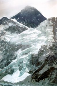 Everestas iš Nepalo pusės iš Khumbu slėnio žvelgiant