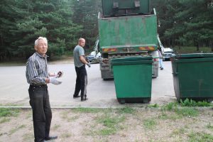 Seniūnas Antanas Šalkauskas sako, kad be seniūnijos ūkio dalies darbuotojų sutvarkyti miesto teritoriją būtų neįmanoma. Aleksandras Petručenkovas ir Juozas Kaminskas kasdien šienauja seniūnijos teritoriją, o ilgametis darbuotojas Algirdas Kazakevičius rūpinasi, kad atliekų konteineriai būtų ištuštinti laiku