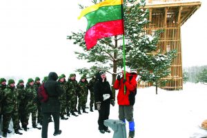 Vladas Vitkauskas su Lietuvos vėliava aukšč. Lietuvos kalno (kalvos) Aukštojo (294 m) sutvarkymo užbaigimo šventės metu. Iš kairės - Valstybės saugomų teritorijų tarnybos direktorė Rūta Baškytė. 2013-02-20