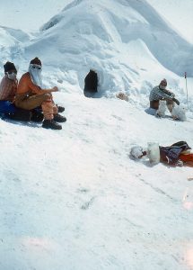 1987 m. pakeliui į Lenino viršūnę, poilsio akimirkos