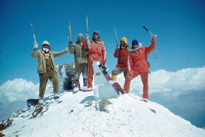 Vakarinėje Elbruso viršūnėje 1983 m. (Kaukazas). Iš kairės: elektrėniečiai Alfredas Leicmonas, Eugenijus Aizinas, iš dešinės antras – Algirdas Mišinis