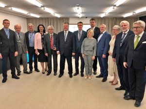 Europarlamentarai Andrius Kubilius (antras iš kairės) ir Petras Auštrevičius (centre) su Europos Parlamento delegacija susitikime Ukrainoje su buvusiu Prezidentu Petro Porošenko (centre)