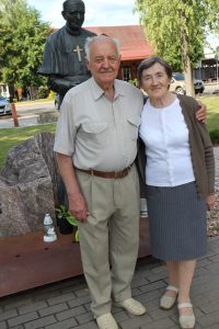 Genovaitė ir Juozas Stepankevičiai po 60 bendro gyvenimo metų Vievio miesto aikštėje