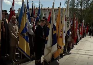 Lietuvos miestų ir miestelių bei užsienio lietuvių vėliavų pagerbimo ceremonijoje. Elektrėnų vėliavą nešė Elektrėnų kultūros centro direktorius Remigijus Suslavičius (II eilėje pirmas iš kairės). Nuotrauka iš LNK mediatekos