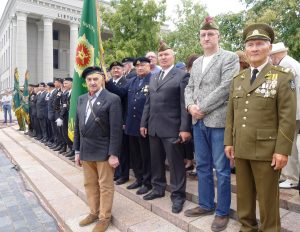 Vėliavų pagerbimo šventėje su Nepriklausomybės gynėjų sąjunga dalyvavo Laisvės gynėjas, vieviškis Gintas Vilkelis (trečias iš dešinės)