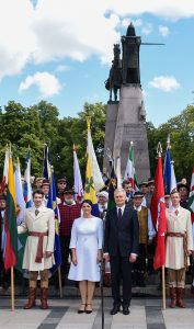 Prezidentas dalyvauja Lietuvos miestų ir miestelių bei užsienio lietuvių vėliavų pagerbimo ceremonijoje. Lietuvos Respublikos Prezidento kanceliarijos nuotr.