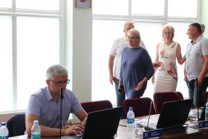 Sėdi Arūnas Kulboka, stovi Jūratė Balčiūnaitė, Romas Sugintas, Silva Lengvinienė ir Gediminas Jachimavičius