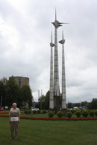 P. Leipus prie paties gamintos skulptūros „Himnas darbui“ 2019 m. rugpjūčio 12 d. O taip skulptūra atrodė 1986 metais. Nuotrauką nukopijavome iš knygos „Elektrėnai“, išleistos 1986 metais.