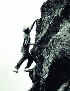 Kopimas ant uolos Latvijoje. „Įdomu buvo lipti ant akmens“, -po nuotrauka asmeniniame albume rašo M. Subata