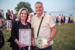 Gražiausios Semeliškių se­niūnijos sodybos 2019 titulą pelnė Birutė Andrulevičiutė ir Aloyzas Ubis. A. Kaspučio nuotr.