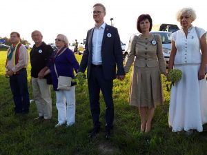 Ona ir Edmundas Vėželiai (antri iš kairės) po 30 metų rankomis susikibo su Kaišiadorių r. savivaldybės vadovais