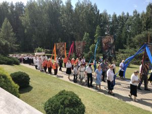 Atlaidai tradiciškai užbaigti buvo procesija apie bažnyčią