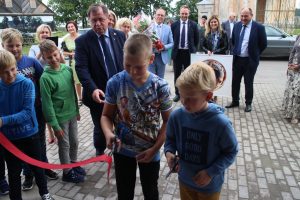 Juostelės kirpimo ceremoniją meras patikėjo į Semeliškių gimnazijos ketvirtokų rankas