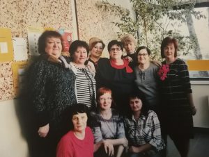M. Niecelienė (pirmoje eilėje pirma iš kairės) su Elektrėnų pašto skyriaus kolektyvu
