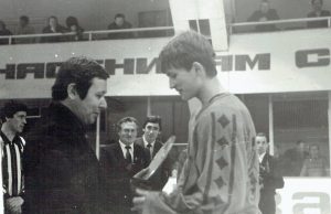 Apdovanojamas Linas Pivoras, geriausias turnyro puolėjas, Almetjevskas, 1984 m.