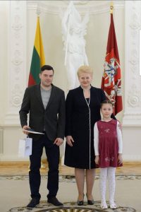 2014 metais Pasaulio čempionate iškovojus bronzą apdovanojimą įteikė prezidentė D. Grybauskaitė, dešinėje dukterėčia Rusnė