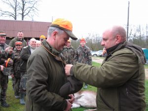Sėkmingiausią medžiotoją Audrių Mardosą sveikina medžioklės vadovas E. Kirkliauskas