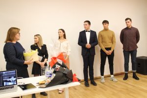 Jaunimo biuro aktyvistus – Deimantę, Kamilę, Deimantą, Dominyką ir Haroldą – sveikina V. Juknevičienė