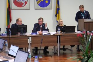 Klausimą apie šilumos kainos skaičiavimo pakeitimus posėdyje teikė neegzistuojančios bendrovės „Lietuvos energijos gamyba“ atstovas Elmaras Mickūnas