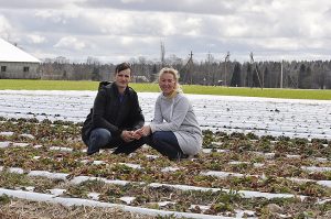 Kristinos ir Viktoro Kavaliauskų teigimu, gauta parama jiems – nemenka paspirtis: jau įsigijo mažą traktorių bei kitų priemonių darbui palengvinti