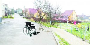 Žmonėms su neįgaliųjų vežimėliais į paplūdimį judėti teks važiuojamąja gatvės dalimi, nes ten nėra šaligatvių