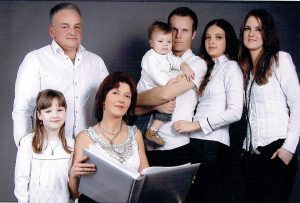 Keliai link aukštumų prasideda šeimoje. Iš kairės: tėtis Zigmas Vyšniauskas, dukra Smiltė, mama Rima, sūnus Vakaris, vyras Rytis, sutuoktinė Aistė (mūsų herojė) ir sesuo Saulė