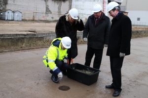 2014 metų vasarį savivaldy­­bės meras Kęstutis Vaitukaitis ir tuo­metinis administracijos direk­torius ­Arvydas Vyšniauskas laimina į žemę leidžiamą kapsulę, simbolizuojančią biokuro katilų statybos pradžią ir paliekančią žinią ateities kartoms. Ta kapsulė, pasirodo, simbolizavo ir pigių šilumos kainų laidotuves