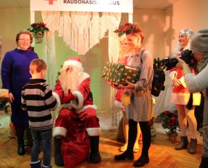 Vaikučiams dovanas teikė Kalėdų Senelis bei geraširdžiai žmonės, kurie tas dovanėles skyrė