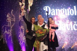 Danguolę Dzimidavičienę sveikina vyras, dukros ir anūkėlė. Nuotrauka Liudmilos Felčinskajos 
