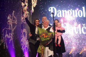 Danguolę Dzimidavičienę sveikina vyras, dukros ir anūkėlė. Nuotrauka Liudmilos Felčinskajos