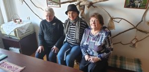 Eugenijos Šimkūnaitės memorialiniame bute muziejuje su E. Šimkūnaitės labdaros ir paramos fondo atstovėmis biologe Živile Lazdauskaite ir farmacininke Vlada Aleksandravičiene