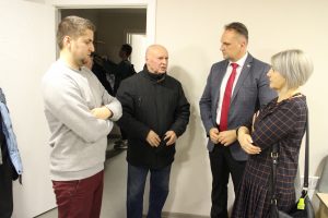 Pedagogas J. Purvys Vievio problemas iškalba savo mokiniui, dabar administracijos direktoriui G. Ratkevičiui (centre). Pokalbyje dalyvauja UAB „Kauno tiltai“ darbų vykdytojas, vieviškis Šarūnas Jasaitis bei Tarybos ir mero sekretoriato vedėja, vieviškė Vaida Davidavičienė.
