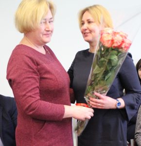 A. Dzikevičienę sveikina Semeliškių seniūnė Loreta Karalevičienė