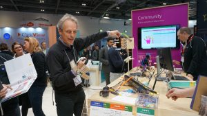 H. Vaišvila BETT parodoje Londone išbando roboto ranką