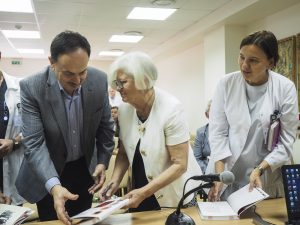 J. Didžiapetrienė (centre) su prof. Valerijumi Ostapenko ir Chemoterapijos skyriaus vedėja dr. Birute Brasiūniene. Edmundo Paukštės nuotr. 