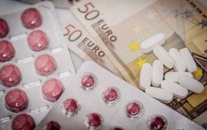 Visuomenės sveikatos priežiūros specialistai atkreipia dėmesį, kad neracionaliai vartojant antibiotikus ir užsiimant savigyda yra žaidžiama savo sveikatos kaina ir didinamas šios grupės vaistų atsparumas, dėl to atsiranda realus pavojus nebeturėti efektyvių vaistų