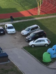 Automobilių statymo kultūra Saulės gatvėje. Nuotrauka paimta iš „Facebook“