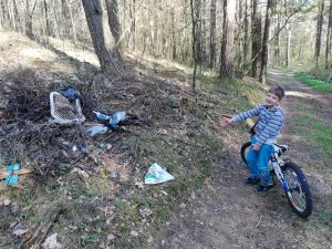 Šiukšlių krūvos miške – blogas pavyzdys vaikams