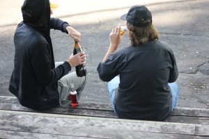 Nuo ankstyvo amžiaus pradedamas ir ilgus metus trunkantis alkoholio vartojimas lemia rimtas sveikatos problemas