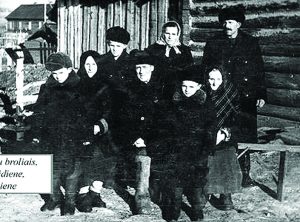 Romas (pirmas iš kairės) su broliais, tėvais ir seneliais: Ona Saidiene, Petru Saidžiu ir Ona Jūriene