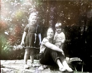 Eglė su dukrele ir sūneliu prie muzikantų bendrabučio Verkių g. 1990 m.
