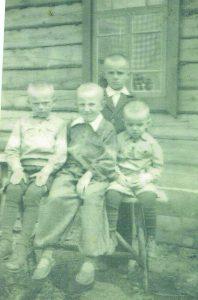 Broliai Saidžiai Sibire. Iš kairės: Romas, Leonas, Viktoras, stovi Stasys