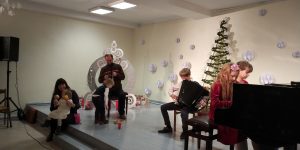 Baublių šeima koncertuoja Elektrėnų meno mokyklos koncerte „Atrieda Kalėdos“