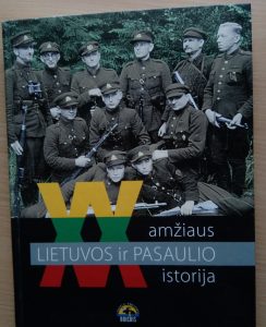 Senelis A.Baublys-Merkys (guli dešinėje) su bendražygiais Varėnos miškuose (centre stovi A.Ramanauskas-Vanagas)